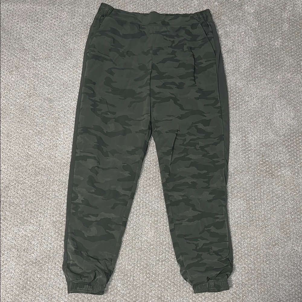 Athleta Women’s Green Camouflage Brooklyn Textured Lined Jogger Pants Sz 16T